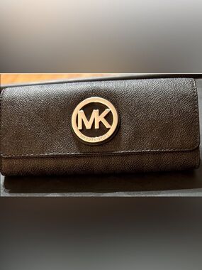 ✨ Michael Kors Black Pebbled Leather Continental Wallet MK Logo Snap Closure ✨